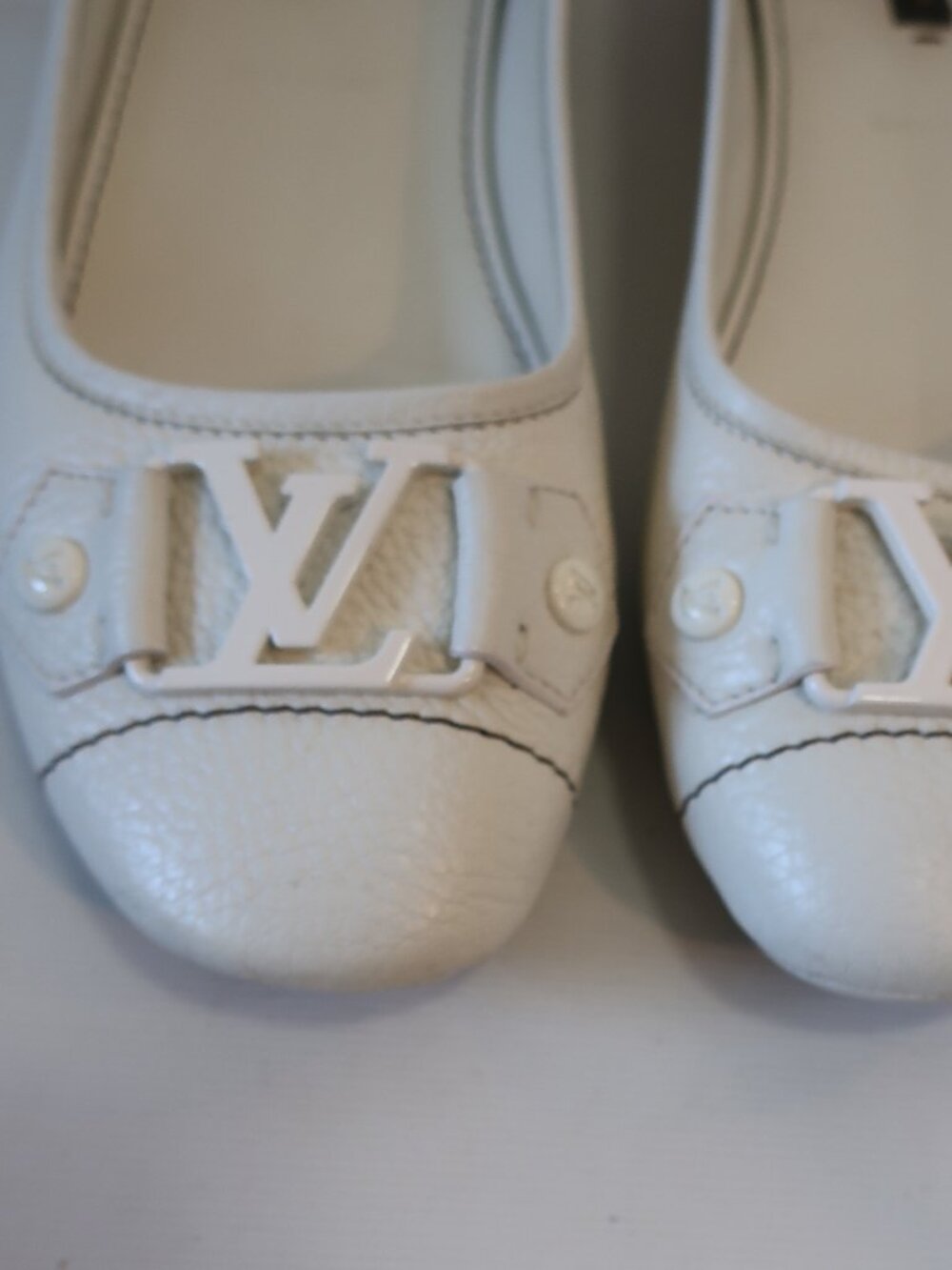 Women Louis Vuitton Ivory Pebbled Leather Flats W/Metal LV Logo 38 EUR/US 8 - Picture 5 of 10